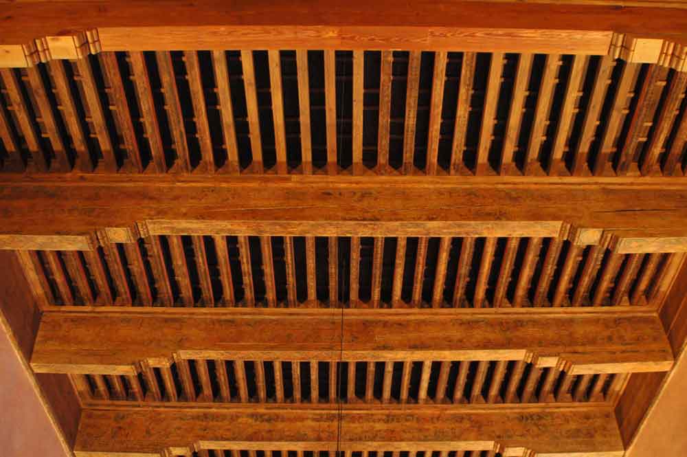 Zaragoza 64 - palacio de la Aljafería - techo interior.jpg